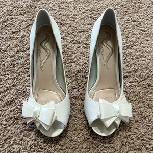 Nina bridal wedding shoes, ivory / off white, size 7. Peep toe with a bow, pump.